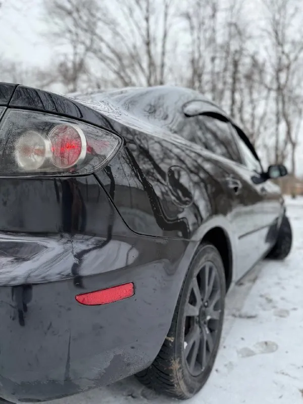 Продам mazda 3🔥 год выпуска:2007🔥 пробег, км:180.000 🔥 модификация:1.6 ат 🔥 тип двигателя: газ/бензин🔥 коробка передач: автомат🔥 привод: передний🔥 тип кузова: седан🔥 koмплeктaция: flash edition🔥 цвет: черный🔥 продажа автомобиля от собственника. автомобиль в богатой комплектации и в ухоженном состоянии. таких хозяйских машин осталось малость. машина на полном ходу, не требует никаких вложений от слова совсем. мотор в идеальном состоянии, не троит, не дымит, не имеет каких либо посторонних звуков, работает идеально как на газу так и не бензине. под капотом ничего не намывал, не подготавливал, чтобы было видно, что мотор сухой, без каких-либо потёков aкпп-в идеальном состоянии, плавность переключения передач, отсутствие рывков и корректность работы в разных режимах. ходовая-мягкая, ничего не стучит, не тарабанит, всё что нужно было - поменяно так же имеется видео, по просьбе отправлю для более лучшего осмотра авто цена 549.999 тысяч возможен пригон по договоренности возможен пригон по договоренности возможен обмен +79495752024 - фотография - 9