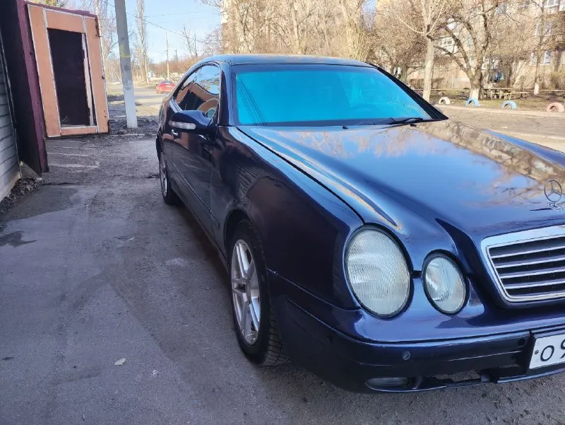 Продам мерена сlk купе 2.0 литра. механика на 111 маторе самый лучший и не убиваемые. машина обслужена полностью ни каких вложений не требует. часики не грамма масла не расходует не траит не дымит. работает каждая кнопочка. стабилизация круиз, кондиционер, подогревы сидушек кожаный салон. ходовка как мячик, диски амг резина новая зима. рыжиков и ржавчины нет!!! сел поехал!!! возможен обмен в приорете нива. осмотр г. енакиево цена 520 т. р. тел +79493176466 📲 tg: александр 🐾 📞 звоните: +7(949)3176466 - фотография - 3
