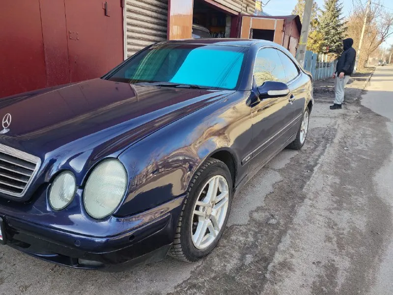 Продам мерена сlk купе 2.0 литра. механика на 111 маторе самый лучший и не убиваемые. машина обслужена полностью ни каких вложений не требует. часики не грамма масла не расходует не траит не дымит. работает каждая кнопочка. стабилизация круиз, кондиционер, подогревы сидушек кожаный салон. ходовка как мячик, диски амг резина новая зима. рыжиков и ржавчины нет!!! сел поехал!!! возможен обмен в приорете нива. осмотр г. енакиево цена 520 т. р. тел +79493176466 📲 tg: александр 🐾 📞 звоните: +7(949)3176466 - фотография - 4