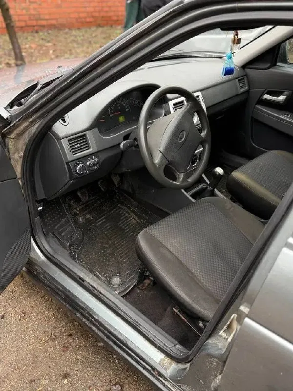 Продам ваз 2172 ( приора) хетчбек. 2011г. в. кондиционер, эур. двигатель 21126, поршня от 124 ( клапана не гнет ). мотор после капремонта, работает отлично, не дымит, не троит, едет бодро, гидрики не стучат вообще. коробка 5ст. не хрустит, не выбивает, передачи вкл. мягко. ходовка обслужена, стойки ss20. сделан развал схождение. новая резина ( липучка). сигнализация starline с автозапуском. электростеклоподъемники, электрозеркала. электрика работает. печка греет. салон опрятный, не затертый. дно не гнилое, в хорошем состоянии. машина во вложениях не нуждается, красить- варить ничего не надо, по техничке тоже все ок, сел и поехал. в дороге не подводила. регистрация местная, не пригон с рф. один владелец по рф птс. осмотр г. горловка ( центр). цена 350₽. торг. +79493236024 +79490483870 - фотография - 6