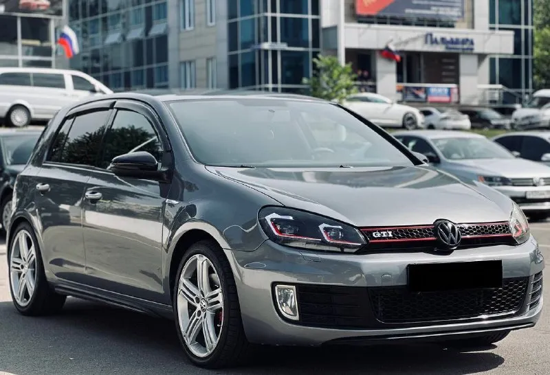 🔥 volkswagen golf 6 gti stage 2 — 2011 | 121 000 км продаётся volkswagen golf vi gti в отличном техническом и визуальном состоянии. автомобиль ухоженный, регулярно обслуживался и полностью готов к эксплуатации. отличный вариант для тех, кто хочет динамичный и надёжный хот-хэтч. основная информация: • год выпуска: 2011 • пробег: 121 000 км • двигатель: 2.0 tsi turbo • привод: передний stage 2 (тюнинг): • чип-тюнинг stage 2 • мощность около 260–280 л. с. • крутящий момент около 380–420 нм • downpipe (спортивный даунпайп) • спортивный выхлоп • улучшенная динамика разгона • значительно быстрее стандартной версии о автомобиле: и турбина работают отлично, коробка переключает плавно. машина едет очень бодро и дарит настоящие эмоции от вождения. салон чистый и ухоженный. преимущества: ✔️ легендарная управляемость gti ✔️ отличная динамика ✔️ надёжный турбированный двигатель 2.0 tsi ✔️ регулярное обслуживание ✔️ готова к эксплуатации без вложе 📲 tg: @mgb_dn 📞 звоните: +7(949)3409016 - фотография - 1