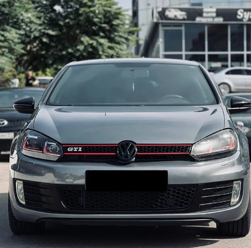 🔥 volkswagen golf 6 gti stage 2 — 2011 | 121 000 км продаётся volkswagen golf vi gti в отличном техническом и визуальном состоянии. автомобиль ухоженный, регулярно обслуживался и полностью готов к эксплуатации. отличный вариант для тех, кто хочет динамичный и надёжный хот-хэтч. основная информация: • год выпуска: 2011 • пробег: 121 000 км • двигатель: 2.0 tsi turbo • привод: передний stage 2 (тюнинг): • чип-тюнинг stage 2 • мощность около 260–280 л. с. • крутящий момент около 380–420 нм • downpipe (спортивный даунпайп) • спортивный выхлоп • улучшенная динамика разгона • значительно быстрее стандартной версии о автомобиле: и турбина работают отлично, коробка переключает плавно. машина едет очень бодро и дарит настоящие эмоции от вождения. салон чистый и ухоженный. преимущества: ✔️ легендарная управляемость gti ✔️ отличная динамика ✔️ надёжный турбированный двигатель 2.0 tsi ✔️ регулярное обслуживание ✔️ готова к эксплуатации без вложе 📲 tg: @mgb_dn 📞 звоните: +7(949)3409016 - фотография - 2