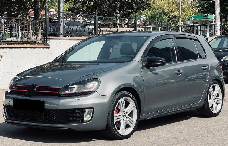 🔥 volkswagen golf 6 gti stage 2 — 2011 | 121 000 км продаётся volkswagen golf vi gti в отличном техническом и визуальном состоянии. автомобиль ухоженный, регулярно обслуживался и полностью готов к эксплуатации. отличный вариант для тех, кто хочет динамичный и надёжный хот-хэтч. основная информация: • год выпуска: 2011 • пробег: 121 000 км • двигатель: 2.0 tsi turbo • привод: передний stage 2 (тюнинг): • чип-тюнинг stage 2 • мощность около 260–280 л. с. • крутящий момент около 380–420 нм • downpipe (спортивный даунпайп) • спортивный выхлоп • улучшенная динамика разгона • значительно быстрее стандартной версии о автомобиле: и турбина работают отлично, коробка переключает плавно. машина едет очень бодро и дарит настоящие эмоции от вождения. салон чистый и ухоженный. преимущества: ✔️ легендарная управляемость gti ✔️ отличная динамика ✔️ надёжный турбированный двигатель 2.0 tsi ✔️ регулярное обслуживание ✔️ готова к эксплуатации без вложе 📲 tg: @mgb_dn 📞 звоните: +7(949)3409016 - фотография - 3
