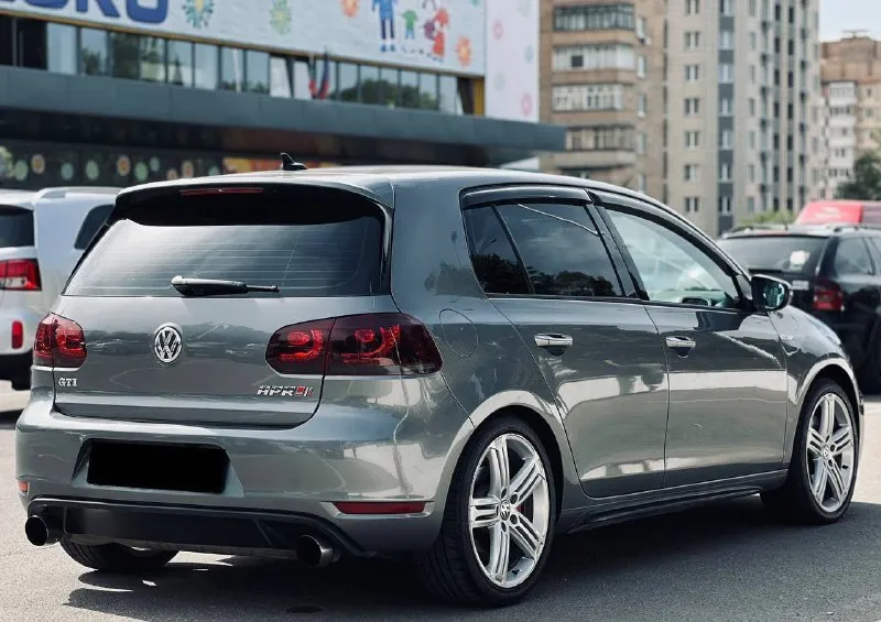 🔥 volkswagen golf 6 gti stage 2 — 2011 | 121 000 км продаётся volkswagen golf vi gti в отличном техническом и визуальном состоянии. автомобиль ухоженный, регулярно обслуживался и полностью готов к эксплуатации. отличный вариант для тех, кто хочет динамичный и надёжный хот-хэтч. основная информация: • год выпуска: 2011 • пробег: 121 000 км • двигатель: 2.0 tsi turbo • привод: передний stage 2 (тюнинг): • чип-тюнинг stage 2 • мощность около 260–280 л. с. • крутящий момент около 380–420 нм • downpipe (спортивный даунпайп) • спортивный выхлоп • улучшенная динамика разгона • значительно быстрее стандартной версии о автомобиле: и турбина работают отлично, коробка переключает плавно. машина едет очень бодро и дарит настоящие эмоции от вождения. салон чистый и ухоженный. преимущества: ✔️ легендарная управляемость gti ✔️ отличная динамика ✔️ надёжный турбированный двигатель 2.0 tsi ✔️ регулярное обслуживание ✔️ готова к эксплуатации без вложе 📲 tg: @mgb_dn 📞 звоните: +7(949)3409016 - фотография - 4