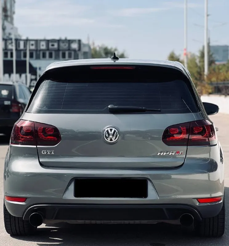 🔥 volkswagen golf 6 gti stage 2 — 2011 | 121 000 км продаётся volkswagen golf vi gti в отличном техническом и визуальном состоянии. автомобиль ухоженный, регулярно обслуживался и полностью готов к эксплуатации. отличный вариант для тех, кто хочет динамичный и надёжный хот-хэтч. основная информация: • год выпуска: 2011 • пробег: 121 000 км • двигатель: 2.0 tsi turbo • привод: передний stage 2 (тюнинг): • чип-тюнинг stage 2 • мощность около 260–280 л. с. • крутящий момент около 380–420 нм • downpipe (спортивный даунпайп) • спортивный выхлоп • улучшенная динамика разгона • значительно быстрее стандартной версии о автомобиле: и турбина работают отлично, коробка переключает плавно. машина едет очень бодро и дарит настоящие эмоции от вождения. салон чистый и ухоженный. преимущества: ✔️ легендарная управляемость gti ✔️ отличная динамика ✔️ надёжный турбированный двигатель 2.0 tsi ✔️ регулярное обслуживание ✔️ готова к эксплуатации без вложе 📲 tg: @mgb_dn 📞 звоните: +7(949)3409016 - фотография - 5