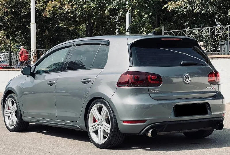 🔥 volkswagen golf 6 gti stage 2 — 2011 | 121 000 км продаётся volkswagen golf vi gti в отличном техническом и визуальном состоянии. автомобиль ухоженный, регулярно обслуживался и полностью готов к эксплуатации. отличный вариант для тех, кто хочет динамичный и надёжный хот-хэтч. основная информация: • год выпуска: 2011 • пробег: 121 000 км • двигатель: 2.0 tsi turbo • привод: передний stage 2 (тюнинг): • чип-тюнинг stage 2 • мощность около 260–280 л. с. • крутящий момент около 380–420 нм • downpipe (спортивный даунпайп) • спортивный выхлоп • улучшенная динамика разгона • значительно быстрее стандартной версии о автомобиле: и турбина работают отлично, коробка переключает плавно. машина едет очень бодро и дарит настоящие эмоции от вождения. салон чистый и ухоженный. преимущества: ✔️ легендарная управляемость gti ✔️ отличная динамика ✔️ надёжный турбированный двигатель 2.0 tsi ✔️ регулярное обслуживание ✔️ готова к эксплуатации без вложе 📲 tg: @mgb_dn 📞 звоните: +7(949)3409016 - фотография - 6