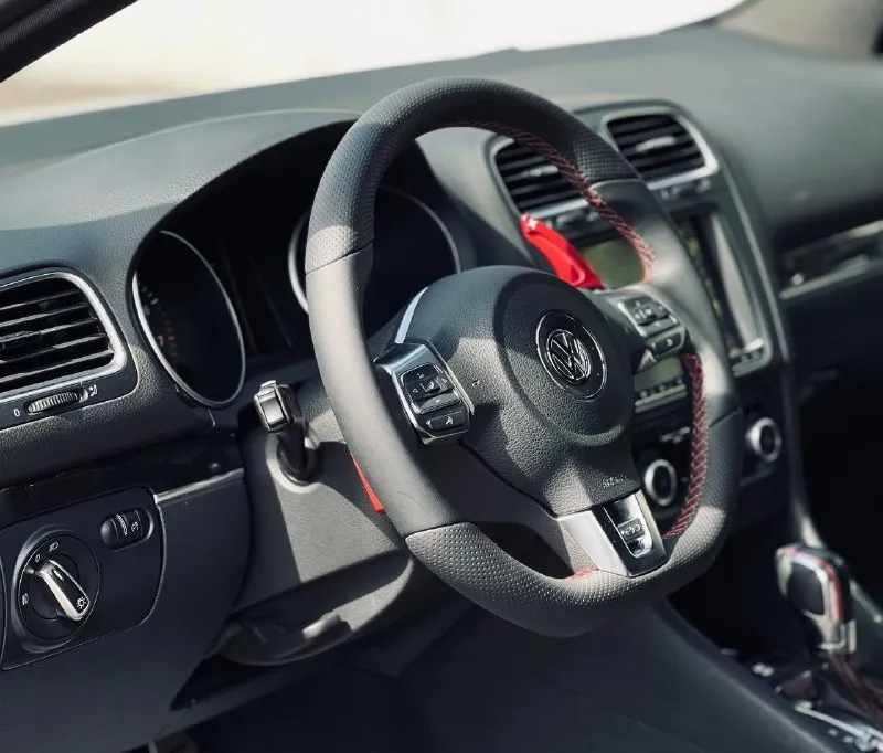 🔥 volkswagen golf 6 gti stage 2 — 2011 | 121 000 км продаётся volkswagen golf vi gti в отличном техническом и визуальном состоянии. автомобиль ухоженный, регулярно обслуживался и полностью готов к эксплуатации. отличный вариант для тех, кто хочет динамичный и надёжный хот-хэтч. основная информация: • год выпуска: 2011 • пробег: 121 000 км • двигатель: 2.0 tsi turbo • привод: передний stage 2 (тюнинг): • чип-тюнинг stage 2 • мощность около 260–280 л. с. • крутящий момент около 380–420 нм • downpipe (спортивный даунпайп) • спортивный выхлоп • улучшенная динамика разгона • значительно быстрее стандартной версии о автомобиле: и турбина работают отлично, коробка переключает плавно. машина едет очень бодро и дарит настоящие эмоции от вождения. салон чистый и ухоженный. преимущества: ✔️ легендарная управляемость gti ✔️ отличная динамика ✔️ надёжный турбированный двигатель 2.0 tsi ✔️ регулярное обслуживание ✔️ готова к эксплуатации без вложе 📲 tg: @mgb_dn 📞 звоните: +7(949)3409016 - фотография - 7