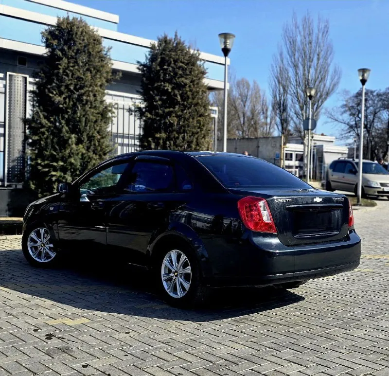 Продам ухоженный, красивый, надежный и вместительный chevrolet lacetti. год выпуска - 2008. пробег - 217000 км. мкпп - 5-ступенчатая механика. г. донецк. тел. +79495362484 +79494491943. если не дозвонились, на этом номере есть telegram. авто в хорошем состоянии, как внешнем, так и техническом. без гнили, коррозии и ржавчины. в очень красивом насыщенном чёрном металлик цвете. .. в дтп авто не участвовал. все стекла заводские. все швы и герметики заводские. техническое состояние без нареканий. подвеска отрабатывает мягко и комфортно работает как швейцарские часы. масло не расходует, не дымит, не троит. салон целый, чистый и опрятный. комплектация: полный электропакет, кондиционер (холодит) abs, srs, airbag, подушки безопасности на месте, гидроусилитель руля, электроподъемники, электрозеркала с подогревом, противотуманки, корректор фар, светит очень хорошо, центральный замок, сигнализация, серво руль, 📲 tg: максим ворошиловский 📞 звоните: +7(949)5362484 - фотография - 2