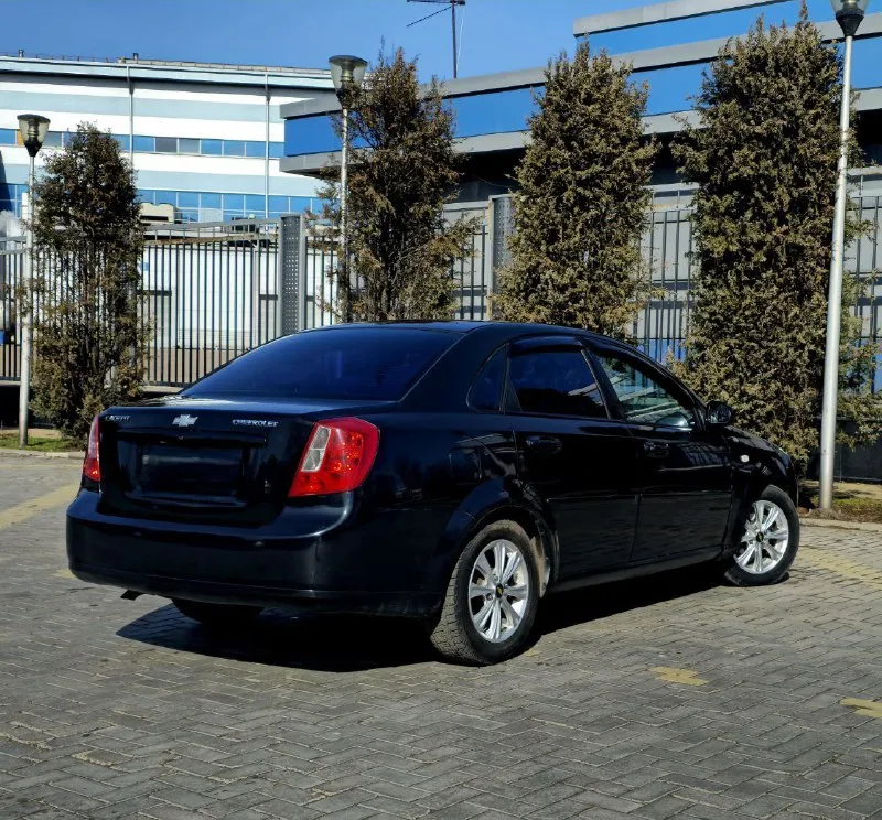 Продам ухоженный, красивый, надежный и вместительный chevrolet lacetti. год выпуска - 2008. пробег - 217000 км. мкпп - 5-ступенчатая механика. г. донецк. тел. +79495362484 +79494491943. если не дозвонились, на этом номере есть telegram. авто в хорошем состоянии, как внешнем, так и техническом. без гнили, коррозии и ржавчины. в очень красивом насыщенном чёрном металлик цвете. .. в дтп авто не участвовал. все стекла заводские. все швы и герметики заводские. техническое состояние без нареканий. подвеска отрабатывает мягко и комфортно работает как швейцарские часы. масло не расходует, не дымит, не троит. салон целый, чистый и опрятный. комплектация: полный электропакет, кондиционер (холодит) abs, srs, airbag, подушки безопасности на месте, гидроусилитель руля, электроподъемники, электрозеркала с подогревом, противотуманки, корректор фар, светит очень хорошо, центральный замок, сигнализация, серво руль, 📲 tg: максим ворошиловский 📞 звоните: +7(949)5362484 - фотография - 4