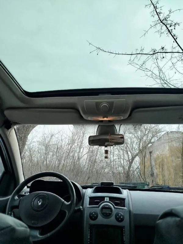 В продаже renault меган 2 в редкой комплектации. 2005 год. цена 500 000 -панорамная крыша. - датчик дождя -датчик света - сопровождение светом владельца в темное время суток. -доводчик всех стекол и люка. -кнопка старт стоп -управление на руле -камера заднего вида -обогрев зеркал -подогрев передних сидений. -полноценный климат контроль салона. пробег оригинальный ц100%. авто было пригнано под заказ с германии по факту два владельца по птс один. стекла все в круг родные. по авто есть все записи за последние 5 лет. с такой комплектацией и историей, большая редкость на авторынке. авто без пробега по рф. не большой торг у капота. т. +79494047844 (тг. мах). или +79490814398 📲 tg: игорь владимирович 📞 звоните: +7(949)4047844 - фотография - 10