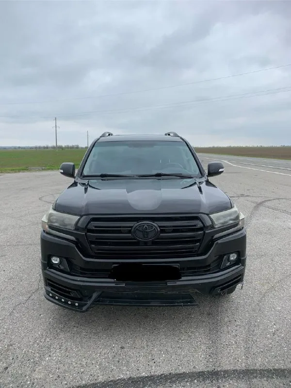 Toyota land cruiser 200, 2009 продаю toyota land cruiser 200, бензин 4.7, автомат. автомобиль на ходу не эксплуатируется — требуется ремонт двигателя. кузов и рама в удовлетворительном состоянии, автомобиль полностью комплектный. салон в хорошем состоянии для своего пробега. переодет во 2-ой рейсталинг, как внешне так и в салоне. салон перешивали под стиль excalibur, дорогая, качественная кожа. все узлы на месте: коробка, раздатка, мосты. причина продажи — перескочил ремень грм, повреждены клапана. двигатель требует ремонта или замены. машина продаётся как есть. отличный вариант под восстановление или установку контрактного двигателя. юридически чистая, документы в порядке. год выпуска: 2009 двигатель: бензин 4.7 коробка: автомат привод: полный пробег: 400 000 км осмотр по договорённости. цена: 3.000.000₽, реальному клиенту очень хороший торг. номер для связи:+79502234310 - фотография - 2