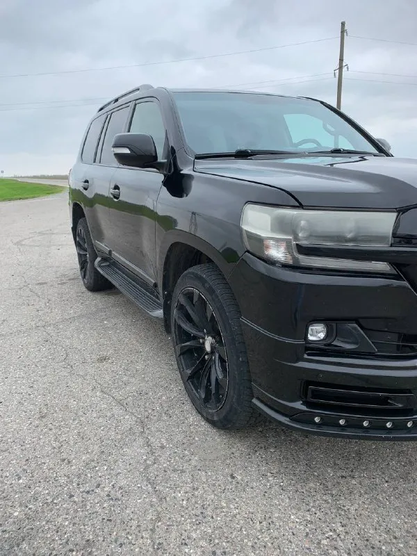 Toyota land cruiser 200, 2009 продаю toyota land cruiser 200, бензин 4.7, автомат. автомобиль на ходу не эксплуатируется — требуется ремонт двигателя. кузов и рама в удовлетворительном состоянии, автомобиль полностью комплектный. салон в хорошем состоянии для своего пробега. переодет во 2-ой рейсталинг, как внешне так и в салоне. салон перешивали под стиль excalibur, дорогая, качественная кожа. все узлы на месте: коробка, раздатка, мосты. причина продажи — перескочил ремень грм, повреждены клапана. двигатель требует ремонта или замены. машина продаётся как есть. отличный вариант под восстановление или установку контрактного двигателя. юридически чистая, документы в порядке. год выпуска: 2009 двигатель: бензин 4.7 коробка: автомат привод: полный пробег: 400 000 км осмотр по договорённости. цена: 3.000.000₽, реальному клиенту очень хороший торг. номер для связи:+79502234310 - фотография - 3