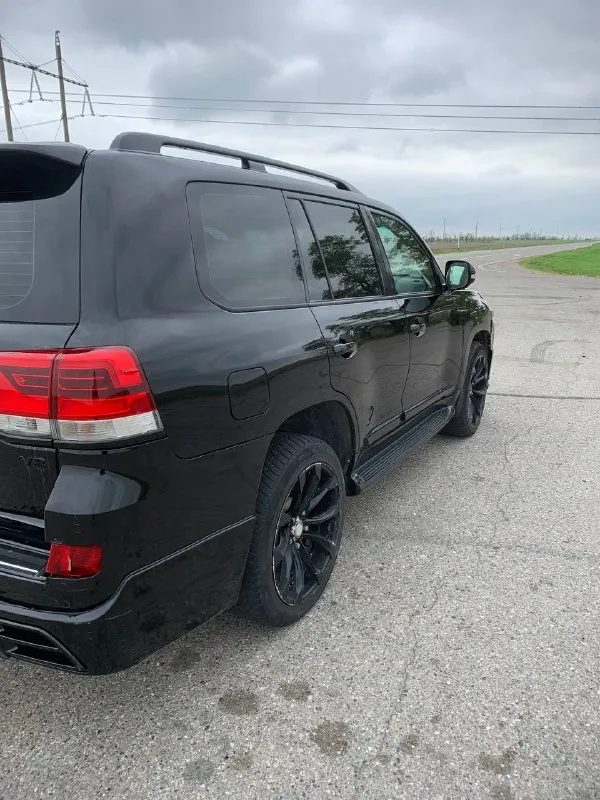 Toyota land cruiser 200, 2009 продаю toyota land cruiser 200, бензин 4.7, автомат. автомобиль на ходу не эксплуатируется — требуется ремонт двигателя. кузов и рама в удовлетворительном состоянии, автомобиль полностью комплектный. салон в хорошем состоянии для своего пробега. переодет во 2-ой рейсталинг, как внешне так и в салоне. салон перешивали под стиль excalibur, дорогая, качественная кожа. все узлы на месте: коробка, раздатка, мосты. причина продажи — перескочил ремень грм, повреждены клапана. двигатель требует ремонта или замены. машина продаётся как есть. отличный вариант под восстановление или установку контрактного двигателя. юридически чистая, документы в порядке. год выпуска: 2009 двигатель: бензин 4.7 коробка: автомат привод: полный пробег: 400 000 км осмотр по договорённости. цена: 3.000.000₽, реальному клиенту очень хороший торг. номер для связи:+79502234310 - фотография - 4