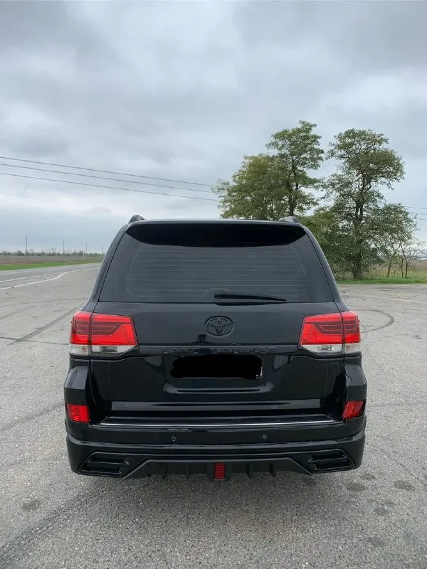 Toyota land cruiser 200, 2009 продаю toyota land cruiser 200, бензин 4.7, автомат. автомобиль на ходу не эксплуатируется — требуется ремонт двигателя. кузов и рама в удовлетворительном состоянии, автомобиль полностью комплектный. салон в хорошем состоянии для своего пробега. переодет во 2-ой рейсталинг, как внешне так и в салоне. салон перешивали под стиль excalibur, дорогая, качественная кожа. все узлы на месте: коробка, раздатка, мосты. причина продажи — перескочил ремень грм, повреждены клапана. двигатель требует ремонта или замены. машина продаётся как есть. отличный вариант под восстановление или установку контрактного двигателя. юридически чистая, документы в порядке. год выпуска: 2009 двигатель: бензин 4.7 коробка: автомат привод: полный пробег: 400 000 км осмотр по договорённости. цена: 3.000.000₽, реальному клиенту очень хороший торг. номер для связи:+79502234310 - фотография - 5