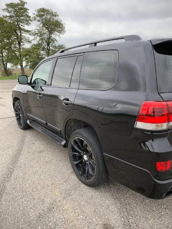 Toyota land cruiser 200, 2009 продаю toyota land cruiser 200, бензин 4.7, автомат. автомобиль на ходу не эксплуатируется — требуется ремонт двигателя. кузов и рама в удовлетворительном состоянии, автомобиль полностью комплектный. салон в хорошем состоянии для своего пробега. переодет во 2-ой рейсталинг, как внешне так и в салоне. салон перешивали под стиль excalibur, дорогая, качественная кожа. все узлы на месте: коробка, раздатка, мосты. причина продажи — перескочил ремень грм, повреждены клапана. двигатель требует ремонта или замены. машина продаётся как есть. отличный вариант под восстановление или установку контрактного двигателя. юридически чистая, документы в порядке. год выпуска: 2009 двигатель: бензин 4.7 коробка: автомат привод: полный пробег: 400 000 км осмотр по договорённости. цена: 3.000.000₽, реальному клиенту очень хороший торг. номер для связи:+79502234310 - фотография - 6