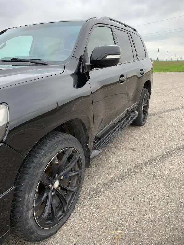 Toyota land cruiser 200, 2009 продаю toyota land cruiser 200, бензин 4.7, автомат. автомобиль на ходу не эксплуатируется — требуется ремонт двигателя. кузов и рама в удовлетворительном состоянии, автомобиль полностью комплектный. салон в хорошем состоянии для своего пробега. переодет во 2-ой рейсталинг, как внешне так и в салоне. салон перешивали под стиль excalibur, дорогая, качественная кожа. все узлы на месте: коробка, раздатка, мосты. причина продажи — перескочил ремень грм, повреждены клапана. двигатель требует ремонта или замены. машина продаётся как есть. отличный вариант под восстановление или установку контрактного двигателя. юридически чистая, документы в порядке. год выпуска: 2009 двигатель: бензин 4.7 коробка: автомат привод: полный пробег: 400 000 км осмотр по договорённости. цена: 3.000.000₽, реальному клиенту очень хороший торг. номер для связи:+79502234310 - фотография - 7