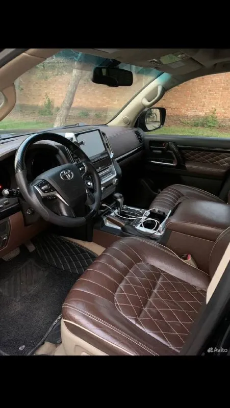 Toyota land cruiser 200, 2009 продаю toyota land cruiser 200, бензин 4.7, автомат. автомобиль на ходу не эксплуатируется — требуется ремонт двигателя. кузов и рама в удовлетворительном состоянии, автомобиль полностью комплектный. салон в хорошем состоянии для своего пробега. переодет во 2-ой рейсталинг, как внешне так и в салоне. салон перешивали под стиль excalibur, дорогая, качественная кожа. все узлы на месте: коробка, раздатка, мосты. причина продажи — перескочил ремень грм, повреждены клапана. двигатель требует ремонта или замены. машина продаётся как есть. отличный вариант под восстановление или установку контрактного двигателя. юридически чистая, документы в порядке. год выпуска: 2009 двигатель: бензин 4.7 коробка: автомат привод: полный пробег: 400 000 км осмотр по договорённости. цена: 3.000.000₽, реальному клиенту очень хороший торг. номер для связи:+79502234310 - фотография - 9