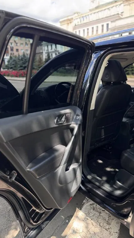 Volkswagen tiguan рестайлинг, 2013 год коробка автомат объем 2.0 л бензин максимальная комплектация автозапуск starline пробег 102 000 км цена 1 420 000 звонить : +79497030888 - фотография - 9