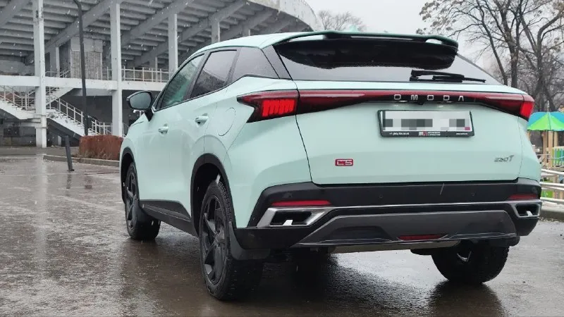 Omoda c5 пробег :15.000км цена : 1.699.000₽ 1 владелец, зелёная автотека, без дтп. сделан тех осмотр (диагностическая карта). состояние нового автомобиля. комплектация joy: салон комбинированный, камера заднего хода, климат контроль многозонгый, обогрев руля и сидений, датчик света, датчик дождя, круиз-контроль, курсовая устойчивость, аудиосистема с навигатором, сигнализация с управлением автомобилем с мобильного устройства, запуск двигателя с кнопки. осмотр в городе донецк, ленинский район. тел: +79495719306 📲 tg: @alxauto 📞 звоните: +7(949)5719306 - фотография - 3