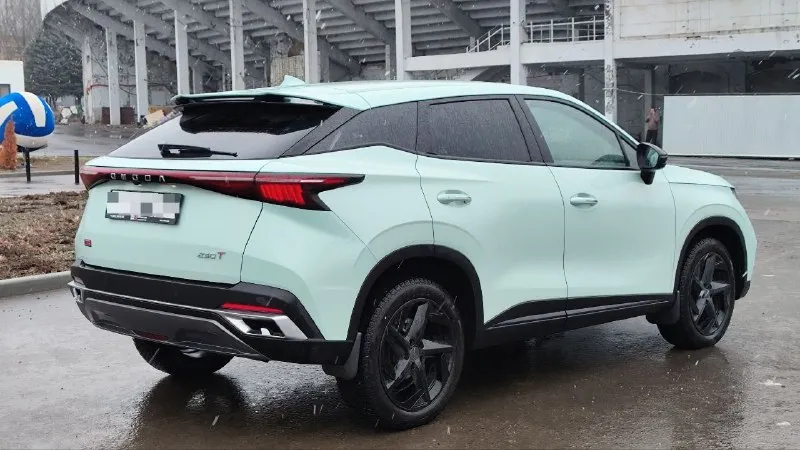 Omoda c5 пробег :15.000км цена : 1.699.000₽ 1 владелец, зелёная автотека, без дтп. сделан тех осмотр (диагностическая карта). состояние нового автомобиля. комплектация joy: салон комбинированный, камера заднего хода, климат контроль многозонгый, обогрев руля и сидений, датчик света, датчик дождя, круиз-контроль, курсовая устойчивость, аудиосистема с навигатором, сигнализация с управлением автомобилем с мобильного устройства, запуск двигателя с кнопки. осмотр в городе донецк, ленинский район. тел: +79495719306 📲 tg: @alxauto 📞 звоните: +7(949)5719306 - фотография - 4