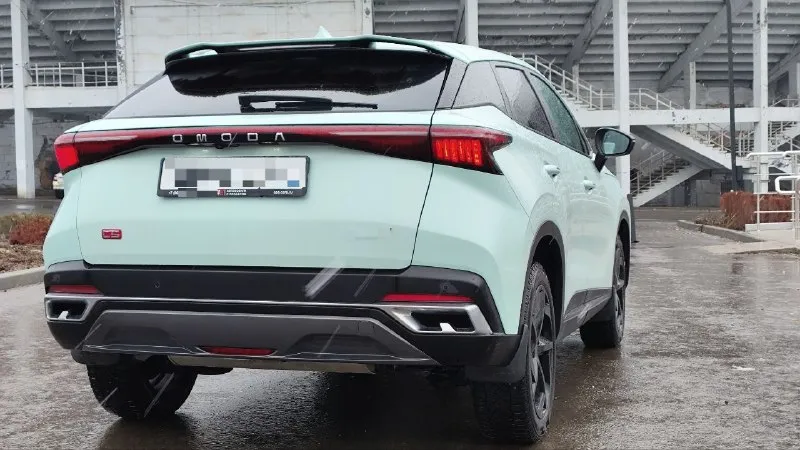 Omoda c5 пробег :15.000км цена : 1.699.000₽ 1 владелец, зелёная автотека, без дтп. сделан тех осмотр (диагностическая карта). состояние нового автомобиля. комплектация joy: салон комбинированный, камера заднего хода, климат контроль многозонгый, обогрев руля и сидений, датчик света, датчик дождя, круиз-контроль, курсовая устойчивость, аудиосистема с навигатором, сигнализация с управлением автомобилем с мобильного устройства, запуск двигателя с кнопки. осмотр в городе донецк, ленинский район. тел: +79495719306 📲 tg: @alxauto 📞 звоните: +7(949)5719306 - фотография - 5