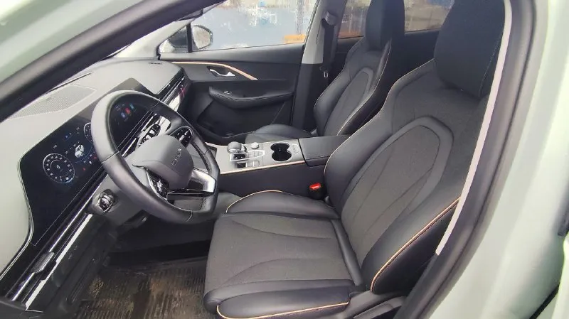 Omoda c5 пробег :15.000км цена : 1.699.000₽ 1 владелец, зелёная автотека, без дтп. сделан тех осмотр (диагностическая карта). состояние нового автомобиля. комплектация joy: салон комбинированный, камера заднего хода, климат контроль многозонгый, обогрев руля и сидений, датчик света, датчик дождя, круиз-контроль, курсовая устойчивость, аудиосистема с навигатором, сигнализация с управлением автомобилем с мобильного устройства, запуск двигателя с кнопки. осмотр в городе донецк, ленинский район. тел: +79495719306 📲 tg: @alxauto 📞 звоните: +7(949)5719306 - фотография - 8