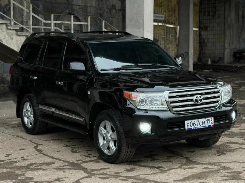 Toyota land cruizer 200 2008 год 350.000 пробег (родной) скину теку, диагностику и так далее. 4,5 три крашенных элемента (косметика без шпакли) в очень хорошем состоянии мотор тянет отлично, расхода масла нет, пропусков и так далее нет. коробка листает все передачи, без пинков, рывков и затупов также нет. ходовая часть собранная, без лишних звуков и бряков. было крупное то, а именно обслуживание турбин, форсунок, прокладок и много всего по мелочи. кому интересно скину перечень работ. заменил масло в моторе, коробке, редуктор, прошприцевал кардан, крестовину. установлена дорогая оптика, противоугонная система, оригинальное устройство для bluetooth. для вида сделана полировка и керамика. салон не порванный не протертый имеется 3-й ряд сидений обработана антикоррозийным покрытием. вин на раме читается идеально. колеса свежие. документы кристально чистые диагностическая карта готова. вложений не требует, сел поехал хорошая ухоженная машина 2,750,000 р донецк +79495 📞 звоните: +7(949)5160710 - фотография - 2