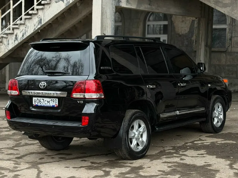 Toyota land cruizer 200 2008 год 350.000 пробег (родной) скину теку, диагностику и так далее. 4,5 три крашенных элемента (косметика без шпакли) в очень хорошем состоянии мотор тянет отлично, расхода масла нет, пропусков и так далее нет. коробка листает все передачи, без пинков, рывков и затупов также нет. ходовая часть собранная, без лишних звуков и бряков. было крупное то, а именно обслуживание турбин, форсунок, прокладок и много всего по мелочи. кому интересно скину перечень работ. заменил масло в моторе, коробке, редуктор, прошприцевал кардан, крестовину. установлена дорогая оптика, противоугонная система, оригинальное устройство для bluetooth. для вида сделана полировка и керамика. салон не порванный не протертый имеется 3-й ряд сидений обработана антикоррозийным покрытием. вин на раме читается идеально. колеса свежие. документы кристально чистые диагностическая карта готова. вложений не требует, сел поехал хорошая ухоженная машина 2,750,000 р донецк +79495 📞 звоните: +7(949)5160710 - фотография - 4