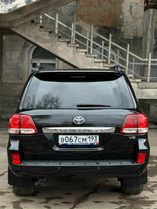 Toyota land cruizer 200 2008 год 350.000 пробег (родной) скину теку, диагностику и так далее. 4,5 три крашенных элемента (косметика без шпакли) в очень хорошем состоянии мотор тянет отлично, расхода масла нет, пропусков и так далее нет. коробка листает все передачи, без пинков, рывков и затупов также нет. ходовая часть собранная, без лишних звуков и бряков. было крупное то, а именно обслуживание турбин, форсунок, прокладок и много всего по мелочи. кому интересно скину перечень работ. заменил масло в моторе, коробке, редуктор, прошприцевал кардан, крестовину. установлена дорогая оптика, противоугонная система, оригинальное устройство для bluetooth. для вида сделана полировка и керамика. салон не порванный не протертый имеется 3-й ряд сидений обработана антикоррозийным покрытием. вин на раме читается идеально. колеса свежие. документы кристально чистые диагностическая карта готова. вложений не требует, сел поехал хорошая ухоженная машина 2,750,000 р донецк +79495 📞 звоните: +7(949)5160710 - фотография - 5