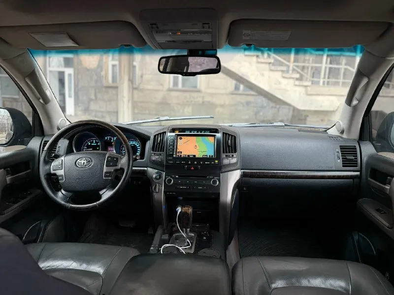 Toyota land cruizer 200 2008 год 350.000 пробег (родной) скину теку, диагностику и так далее. 4,5 три крашенных элемента (косметика без шпакли) в очень хорошем состоянии мотор тянет отлично, расхода масла нет, пропусков и так далее нет. коробка листает все передачи, без пинков, рывков и затупов также нет. ходовая часть собранная, без лишних звуков и бряков. было крупное то, а именно обслуживание турбин, форсунок, прокладок и много всего по мелочи. кому интересно скину перечень работ. заменил масло в моторе, коробке, редуктор, прошприцевал кардан, крестовину. установлена дорогая оптика, противоугонная система, оригинальное устройство для bluetooth. для вида сделана полировка и керамика. салон не порванный не протертый имеется 3-й ряд сидений обработана антикоррозийным покрытием. вин на раме читается идеально. колеса свежие. документы кристально чистые диагностическая карта готова. вложений не требует, сел поехал хорошая ухоженная машина 2,750,000 р донецк +79495 📞 звоните: +7(949)5160710 - фотография - 6