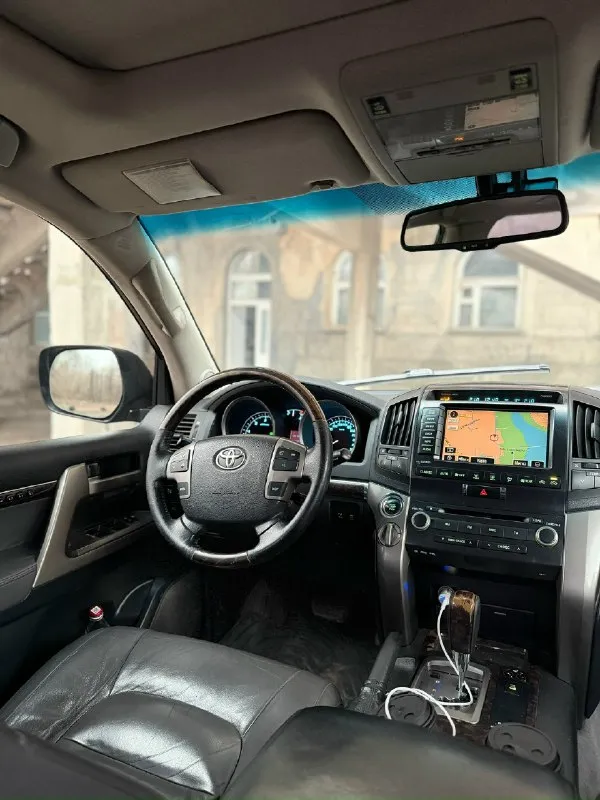 Toyota land cruizer 200 2008 год 350.000 пробег (родной) скину теку, диагностику и так далее. 4,5 три крашенных элемента (косметика без шпакли) в очень хорошем состоянии мотор тянет отлично, расхода масла нет, пропусков и так далее нет. коробка листает все передачи, без пинков, рывков и затупов также нет. ходовая часть собранная, без лишних звуков и бряков. было крупное то, а именно обслуживание турбин, форсунок, прокладок и много всего по мелочи. кому интересно скину перечень работ. заменил масло в моторе, коробке, редуктор, прошприцевал кардан, крестовину. установлена дорогая оптика, противоугонная система, оригинальное устройство для bluetooth. для вида сделана полировка и керамика. салон не порванный не протертый имеется 3-й ряд сидений обработана антикоррозийным покрытием. вин на раме читается идеально. колеса свежие. документы кристально чистые диагностическая карта готова. вложений не требует, сел поехал хорошая ухоженная машина 2,750,000 р донецк +79495 📞 звоните: +7(949)5160710 - фотография - 7