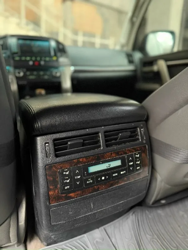 Toyota land cruizer 200 2008 год 350.000 пробег (родной) скину теку, диагностику и так далее. 4,5 три крашенных элемента (косметика без шпакли) в очень хорошем состоянии мотор тянет отлично, расхода масла нет, пропусков и так далее нет. коробка листает все передачи, без пинков, рывков и затупов также нет. ходовая часть собранная, без лишних звуков и бряков. было крупное то, а именно обслуживание турбин, форсунок, прокладок и много всего по мелочи. кому интересно скину перечень работ. заменил масло в моторе, коробке, редуктор, прошприцевал кардан, крестовину. установлена дорогая оптика, противоугонная система, оригинальное устройство для bluetooth. для вида сделана полировка и керамика. салон не порванный не протертый имеется 3-й ряд сидений обработана антикоррозийным покрытием. вин на раме читается идеально. колеса свежие. документы кристально чистые диагностическая карта готова. вложений не требует, сел поехал хорошая ухоженная машина 2,750,000 р донецк +79495 📞 звоните: +7(949)5160710 - фотография - 8