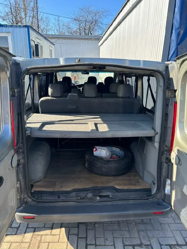 Продаю renault trafic 2013 г. в. — отличный пассажирский микроавтобус официально куплен новым у дилера renault на куйбышева в донецке. с момента покупки находится в одних руках — я первый и единственный владелец. • пассажирская версия • длинная база • съёмные задний ряд сидений • двигатель 2.0 (дизель) • по технике вопросов нет — всё работает, обслуживался своевременно • не использовался в коммерческих целях цена: 1 800 000 руб. торг уместен при осмотре. номер для связи +7 949 325 0494, г. харцызск 📞 звоните: +7(949)3250494 - фотография - 3