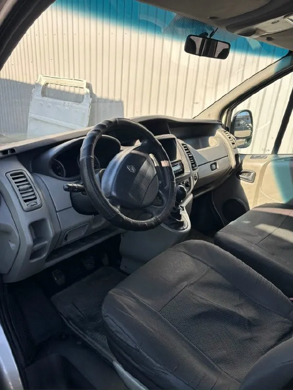 Продаю renault trafic 2013 г. в. — отличный пассажирский микроавтобус официально куплен новым у дилера renault на куйбышева в донецке. с момента покупки находится в одних руках — я первый и единственный владелец. • пассажирская версия • длинная база • съёмные задний ряд сидений • двигатель 2.0 (дизель) • по технике вопросов нет — всё работает, обслуживался своевременно • не использовался в коммерческих целях цена: 1 800 000 руб. торг уместен при осмотре. номер для связи +7 949 325 0494, г. харцызск 📞 звоните: +7(949)3250494 - фотография - 4