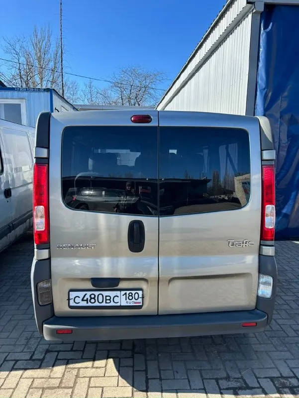 Продаю renault trafic 2013 г. в. — отличный пассажирский микроавтобус официально куплен новым у дилера renault на куйбышева в донецке. с момента покупки находится в одних руках — я первый и единственный владелец. • пассажирская версия • длинная база • съёмные задний ряд сидений • двигатель 2.0 (дизель) • по технике вопросов нет — всё работает, обслуживался своевременно • не использовался в коммерческих целях цена: 1 800 000 руб. торг уместен при осмотре. номер для связи +7 949 325 0494, г. харцызск 📞 звоните: +7(949)3250494 - фотография - 5