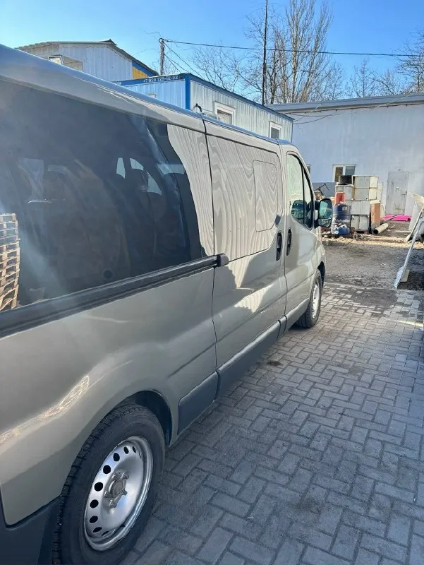 Продаю renault trafic 2013 г. в. — отличный пассажирский микроавтобус официально куплен новым у дилера renault на куйбышева в донецке. с момента покупки находится в одних руках — я первый и единственный владелец. • пассажирская версия • длинная база • съёмные задний ряд сидений • двигатель 2.0 (дизель) • по технике вопросов нет — всё работает, обслуживался своевременно • не использовался в коммерческих целях цена: 1 800 000 руб. торг уместен при осмотре. номер для связи +7 949 325 0494, г. харцызск 📞 звоните: +7(949)3250494 - фотография - 6