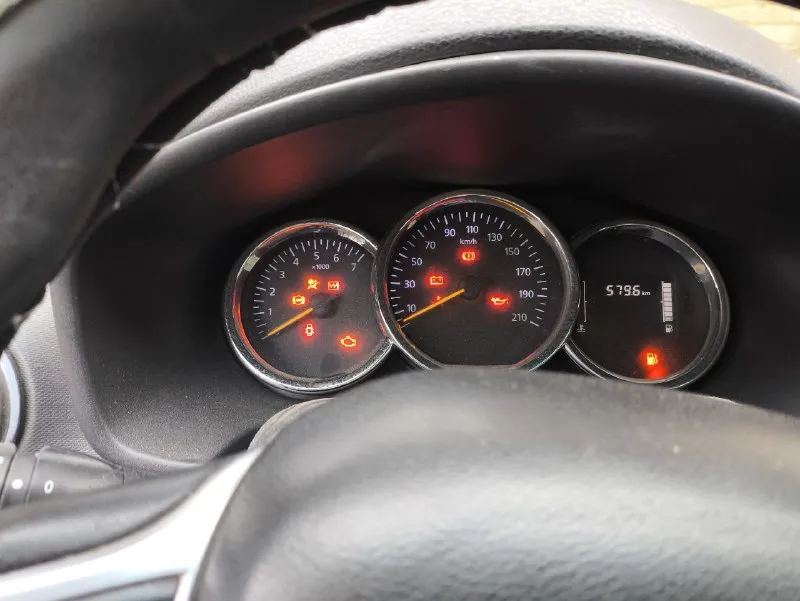 Продам renault logan 2 рест. двигатель 1.5 2018 год. пробег 480 тыс. механика 5 ступ. 2 ключа комплектация предмаксимальная life цена 520 тыс. я собственник! машина в хорошем состоянии. кондиционер 2 стеклоподъёмника звонить по номеру телефона +7 (949)7979285 - фотография - 6