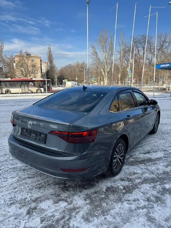 🚘 volkswagen jetta 2021 ✅ 2021 год / 02 месяц ✅ мотор: 1.4т / бензин / акпп (aisin) ✅ пробег: 74.000 km 🔥 автомобиль в отличном состоянии, полностью обслужен. родные стёкла, небольшой пробег. есть всё необходимое для комфортной езды. кузов покрыт керамическим составом. два комплекта резины: зима yokohama / лето bridgestone. установлен русский язык в меню, открыты скрытые функции. хозяйская машина, без вложений. возможен обмен, а также продажа в кредит. 💸 1.750.000 ₽ +79495051515 (+telegram) 📞 🇷🇺 звоните: +79495051515 - фотография - 4