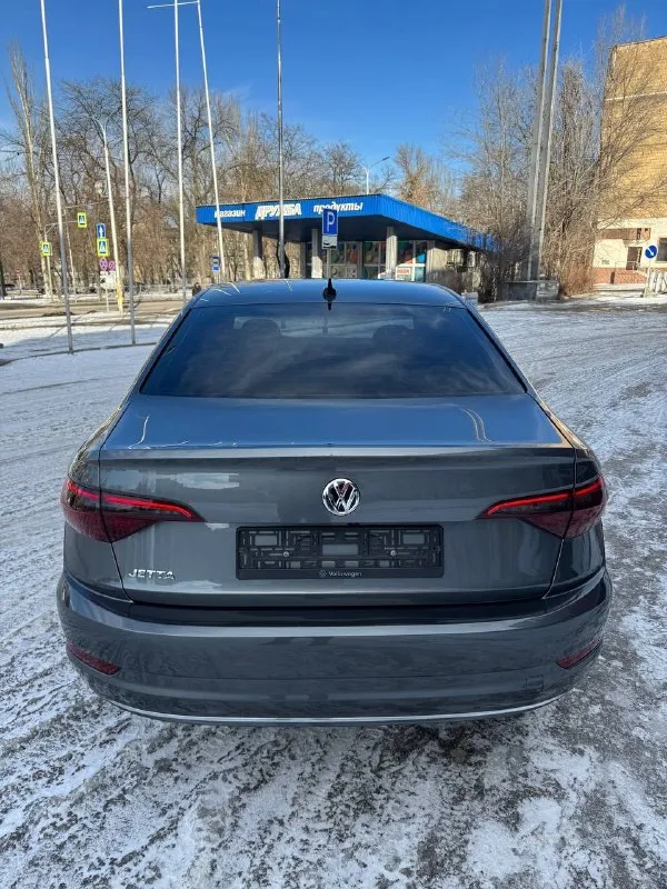 🚘 volkswagen jetta 2021 ✅ 2021 год / 02 месяц ✅ мотор: 1.4т / бензин / акпп (aisin) ✅ пробег: 74.000 km 🔥 автомобиль в отличном состоянии, полностью обслужен. родные стёкла, небольшой пробег. есть всё необходимое для комфортной езды. кузов покрыт керамическим составом. два комплекта резины: зима yokohama / лето bridgestone. установлен русский язык в меню, открыты скрытые функции. хозяйская машина, без вложений. возможен обмен, а также продажа в кредит. 💸 1.750.000 ₽ +79495051515 (+telegram) 📞 🇷🇺 звоните: +79495051515 - фотография - 5