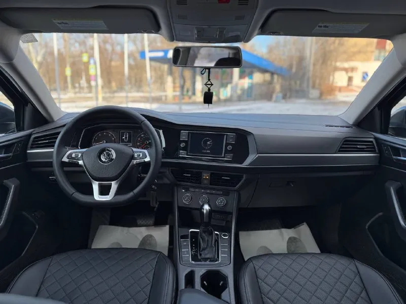 🚘 volkswagen jetta 2021 ✅ 2021 год / 02 месяц ✅ мотор: 1.4т / бензин / акпп (aisin) ✅ пробег: 74.000 km 🔥 автомобиль в отличном состоянии, полностью обслужен. родные стёкла, небольшой пробег. есть всё необходимое для комфортной езды. кузов покрыт керамическим составом. два комплекта резины: зима yokohama / лето bridgestone. установлен русский язык в меню, открыты скрытые функции. хозяйская машина, без вложений. возможен обмен, а также продажа в кредит. 💸 1.750.000 ₽ +79495051515 (+telegram) 📞 🇷🇺 звоните: +79495051515 - фотография - 7