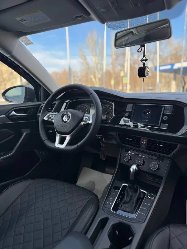 🚘 volkswagen jetta 2021 ✅ 2021 год / 02 месяц ✅ мотор: 1.4т / бензин / акпп (aisin) ✅ пробег: 74.000 km 🔥 автомобиль в отличном состоянии, полностью обслужен. родные стёкла, небольшой пробег. есть всё необходимое для комфортной езды. кузов покрыт керамическим составом. два комплекта резины: зима yokohama / лето bridgestone. установлен русский язык в меню, открыты скрытые функции. хозяйская машина, без вложений. возможен обмен, а также продажа в кредит. 💸 1.750.000 ₽ +79495051515 (+telegram) 📞 🇷🇺 звоните: +79495051515 - фотография - 8
