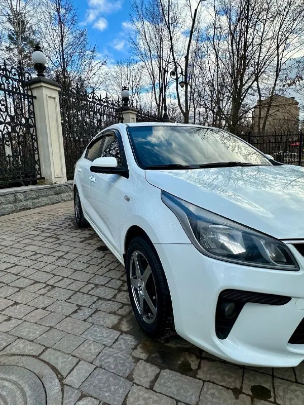 Продаю kia rio 4 1.4л собственник ✅ машина не с такси! ✅год выпуска : 2017 мотор работает как часы без посторонних звуков ходовая машины на 5+ обслуживаю регулярно очень экономичный автомобиль и неприхотливый ✅комплектация : 4 стеклоподъемника, кондиционер, подогрев руля, подогрев двух передних сиденья, abs, esp, датчик давления колес, две подушки безопасности, регулировка зеркал электро. 🔥 цена: 970.000 руб торг присутствует 🛑 осмотр автомобиля в городе горловка! связь: +79494483207 - фотография - 2