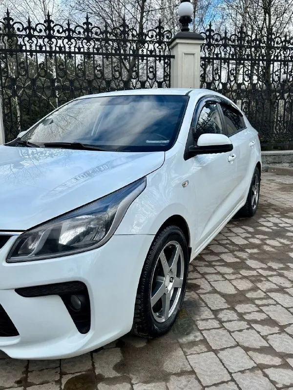 Продаю kia rio 4 1.4л собственник ✅ машина не с такси! ✅год выпуска : 2017 мотор работает как часы без посторонних звуков ходовая машины на 5+ обслуживаю регулярно очень экономичный автомобиль и неприхотливый ✅комплектация : 4 стеклоподъемника, кондиционер, подогрев руля, подогрев двух передних сиденья, abs, esp, датчик давления колес, две подушки безопасности, регулировка зеркал электро. 🔥 цена: 970.000 руб торг присутствует 🛑 осмотр автомобиля в городе горловка! связь: +79494483207 - фотография - 3