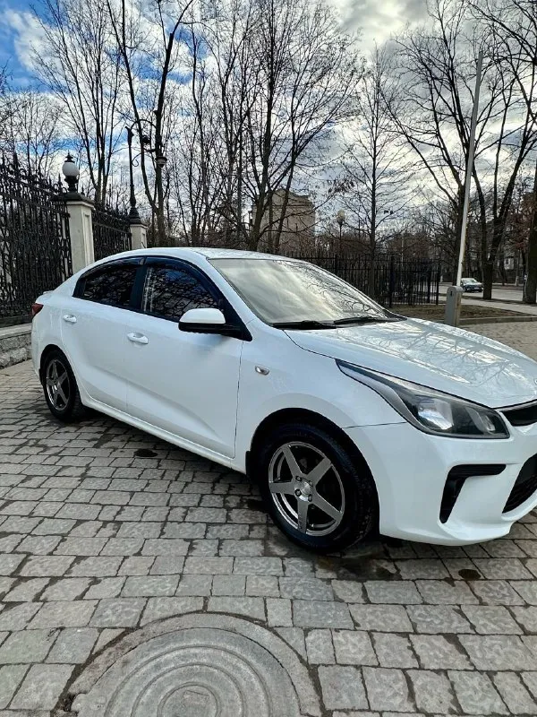 Продаю kia rio 4 1.4л собственник ✅ машина не с такси! ✅год выпуска : 2017 мотор работает как часы без посторонних звуков ходовая машины на 5+ обслуживаю регулярно очень экономичный автомобиль и неприхотливый ✅комплектация : 4 стеклоподъемника, кондиционер, подогрев руля, подогрев двух передних сиденья, abs, esp, датчик давления колес, две подушки безопасности, регулировка зеркал электро. 🔥 цена: 970.000 руб торг присутствует 🛑 осмотр автомобиля в городе горловка! связь: +79494483207 - фотография - 4
