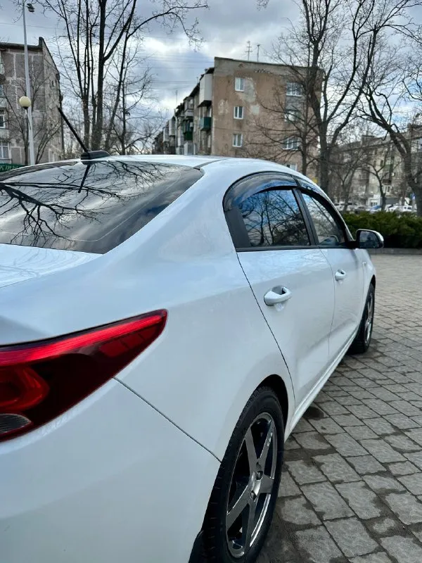 Продаю kia rio 4 1.4л собственник ✅ машина не с такси! ✅год выпуска : 2017 мотор работает как часы без посторонних звуков ходовая машины на 5+ обслуживаю регулярно очень экономичный автомобиль и неприхотливый ✅комплектация : 4 стеклоподъемника, кондиционер, подогрев руля, подогрев двух передних сиденья, abs, esp, датчик давления колес, две подушки безопасности, регулировка зеркал электро. 🔥 цена: 970.000 руб торг присутствует 🛑 осмотр автомобиля в городе горловка! связь: +79494483207 - фотография - 6