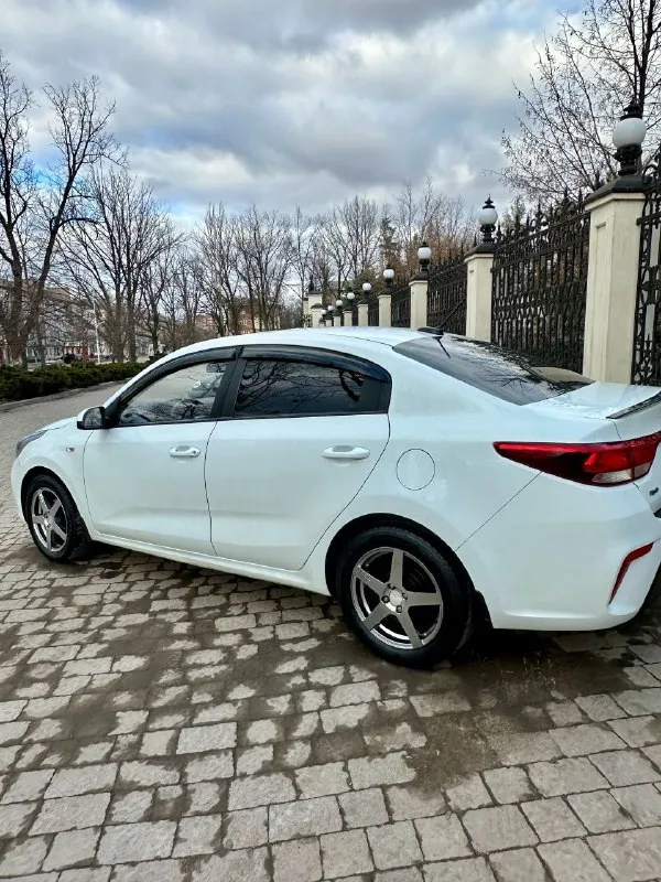 Продаю kia rio 4 1.4л собственник ✅ машина не с такси! ✅год выпуска : 2017 мотор работает как часы без посторонних звуков ходовая машины на 5+ обслуживаю регулярно очень экономичный автомобиль и неприхотливый ✅комплектация : 4 стеклоподъемника, кондиционер, подогрев руля, подогрев двух передних сиденья, abs, esp, датчик давления колес, две подушки безопасности, регулировка зеркал электро. 🔥 цена: 970.000 руб торг присутствует 🛑 осмотр автомобиля в городе горловка! связь: +79494483207 - фотография - 7
