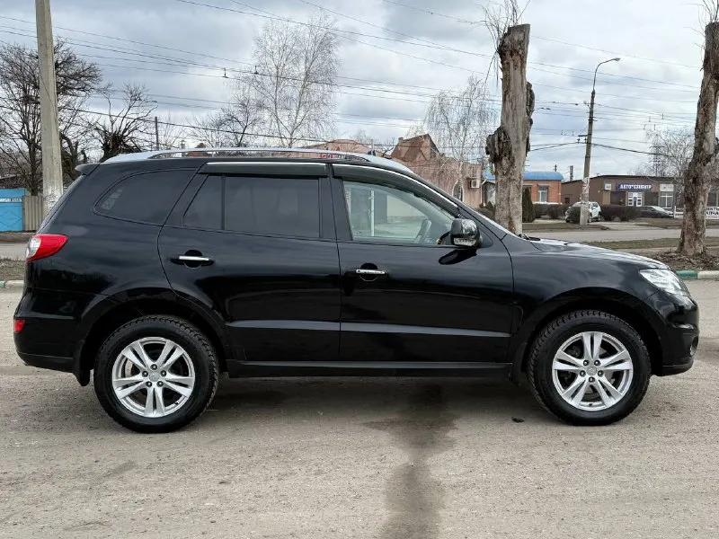 Продам hyundai santa fe 2.4 бензин год выпуска 2011 состояние идеальное. без вмятин царапин и рыжиков сервисные книги. кнопка star - stop без ключевой доступ вложений не требует! любое оформление! салон не затертый не порваный резина хорошая авто полностью обслужена до мелочей работает ровно. коробка переключает идеально климат контроль работает все жидкости заменены! стекла все родные каждая кнопка работает) цена 1.285₽ +7-949-794-46-27 остольные вопросы по телефону звоните в любое время. 📲 tg: евгений 📞 звоните: +7(949)7944627 - фотография - 3