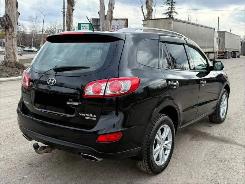 Продам hyundai santa fe 2.4 бензин год выпуска 2011 состояние идеальное. без вмятин царапин и рыжиков сервисные книги. кнопка star - stop без ключевой доступ вложений не требует! любое оформление! салон не затертый не порваный резина хорошая авто полностью обслужена до мелочей работает ровно. коробка переключает идеально климат контроль работает все жидкости заменены! стекла все родные каждая кнопка работает) цена 1.285₽ +7-949-794-46-27 остольные вопросы по телефону звоните в любое время. 📲 tg: евгений 📞 звоните: +7(949)7944627 - фотография - 4