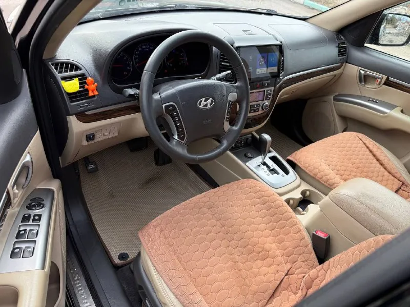 Продам hyundai santa fe 2.4 бензин год выпуска 2011 состояние идеальное. без вмятин царапин и рыжиков сервисные книги. кнопка star - stop без ключевой доступ вложений не требует! любое оформление! салон не затертый не порваный резина хорошая авто полностью обслужена до мелочей работает ровно. коробка переключает идеально климат контроль работает все жидкости заменены! стекла все родные каждая кнопка работает) цена 1.285₽ +7-949-794-46-27 остольные вопросы по телефону звоните в любое время. 📲 tg: евгений 📞 звоните: +7(949)7944627 - фотография - 5