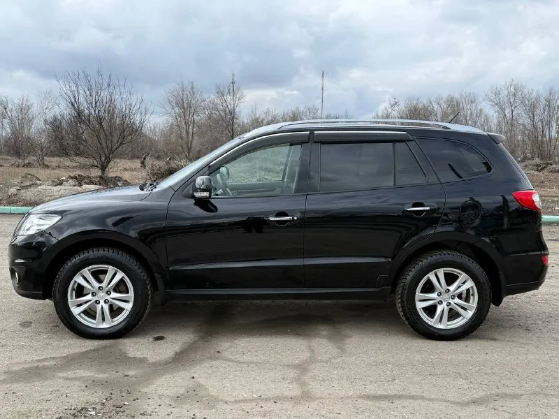 Продам hyundai santa fe 2.4 бензин год выпуска 2011 состояние идеальное. без вмятин царапин и рыжиков сервисные книги. кнопка star - stop без ключевой доступ вложений не требует! любое оформление! салон не затертый не порваный резина хорошая авто полностью обслужена до мелочей работает ровно. коробка переключает идеально климат контроль работает все жидкости заменены! стекла все родные каждая кнопка работает) цена 1.285₽ +7-949-794-46-27 остольные вопросы по телефону звоните в любое время. 📲 tg: евгений 📞 звоните: +7(949)7944627 - фотография - 6